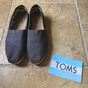 Ash gray TOMS